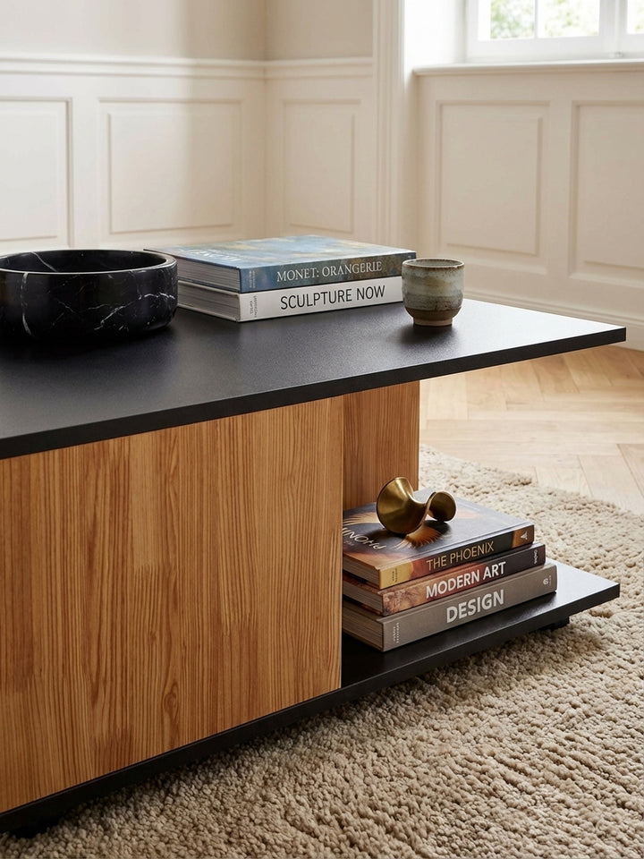 Nahaufnahme der Melamin-Oberfläche des Sofatischs in Sandeiche-Optik, die die feine und pflegeleichte Holzmaserung des Materials hervorhebt._