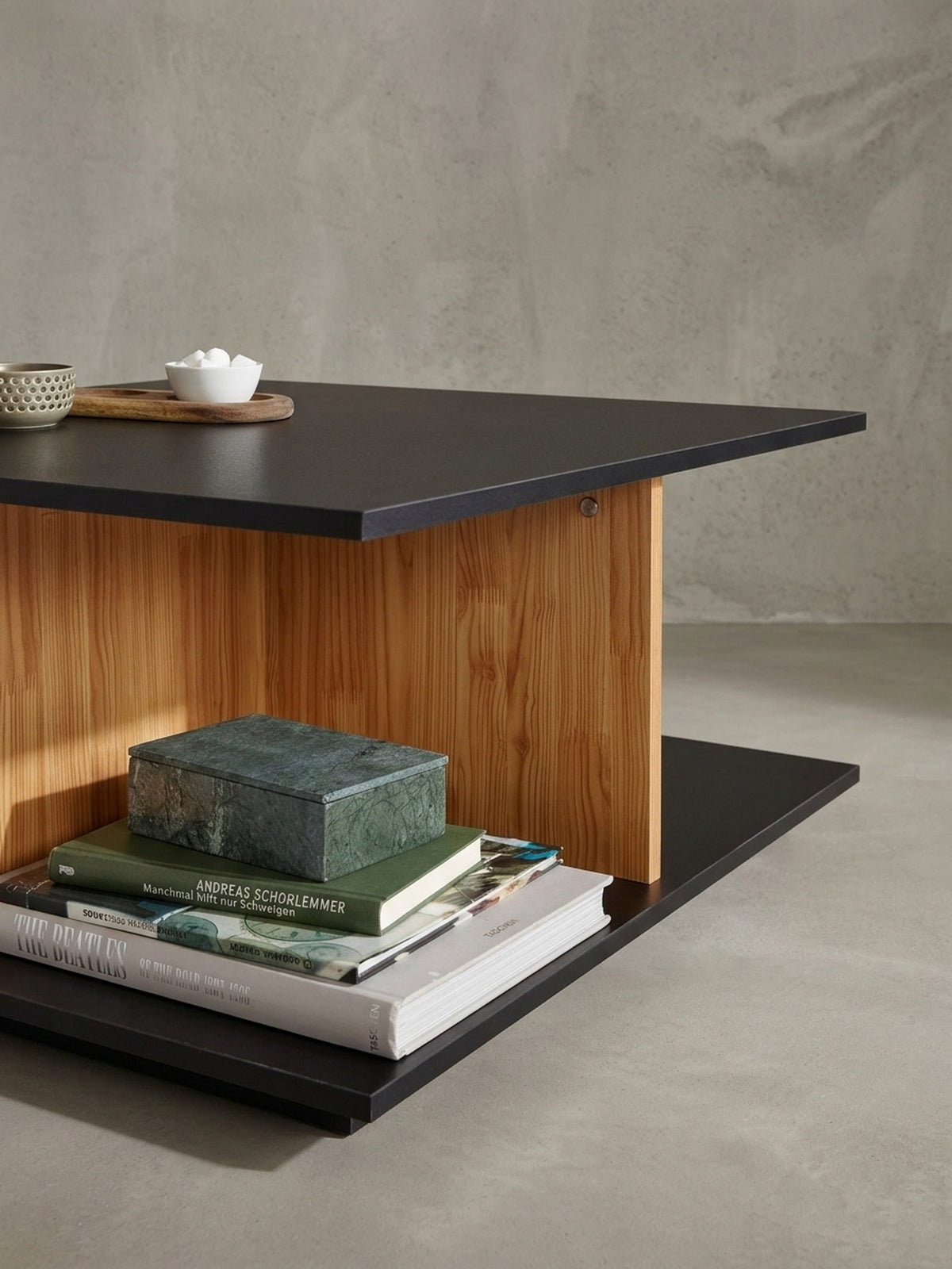 Gesamtansicht des funktionalen Couchtischs mit Rollen, der mit seiner Kombination aus Anthrazit und Sandeiche in jedes moderne Ambiente passt._