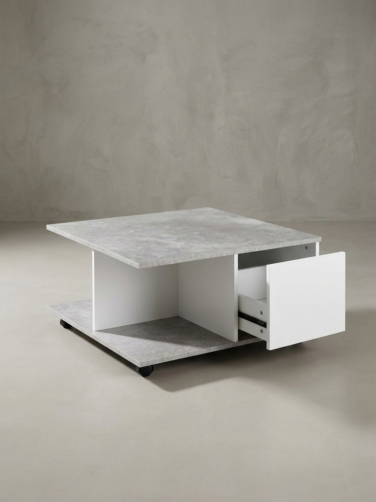 Nahaufnahme der grifflosen Schublade und der robusten Rollen des modernen Couchtisches, die sein praktisches und minimalistisches Design unterstreichen.