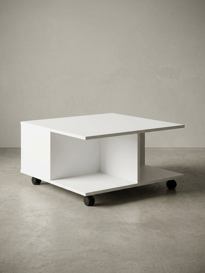 Weißer Couchtisch 70x70 cm auf Rollen mit Schubladen und Fächern, freigestellt auf weißem Hintergrund in klarer Frontansicht._