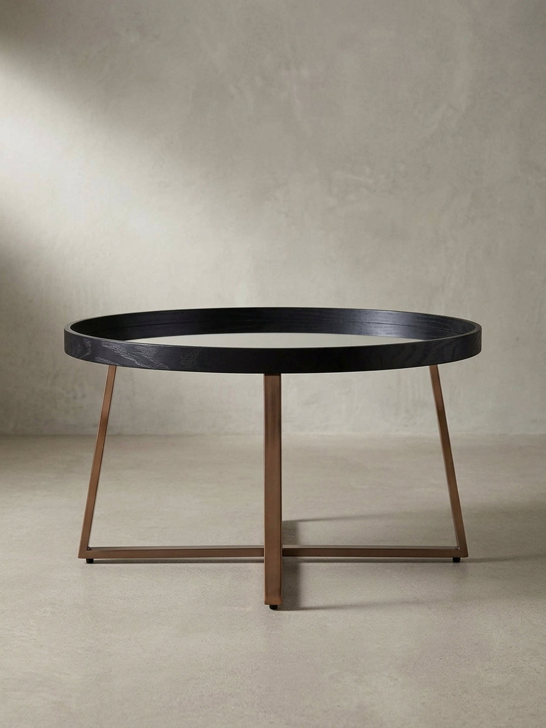 Gesamteindruck des edlen Design Beistelltisches der durch seine Materialkombination aus Metall und Spiegelglas sofort ins Auge fällt._