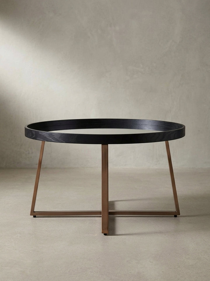 Gesamteindruck des edlen Design Beistelltisches der durch seine Materialkombination aus Metall und Spiegelglas sofort ins Auge fällt._