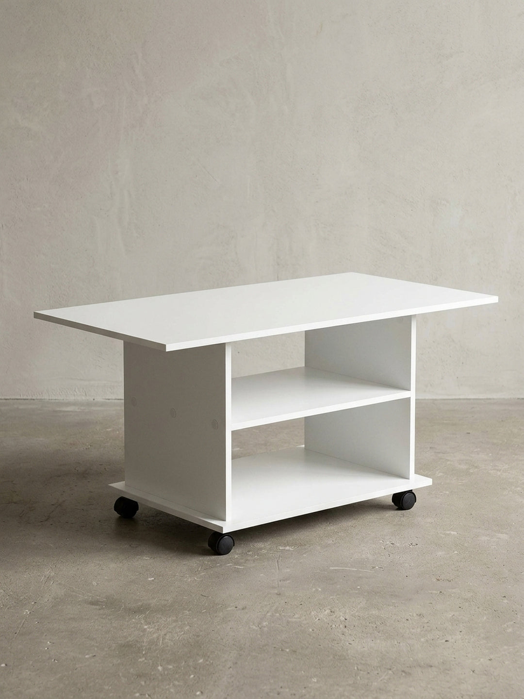 Moderner Couchtisch mit Rollen in strahlendem Weiß vor neutralem Hintergrund. Der 95cm breite Loungetisch zeigt sein klares, funktionales Design mit zwei offenen Stauraum-Fächern._