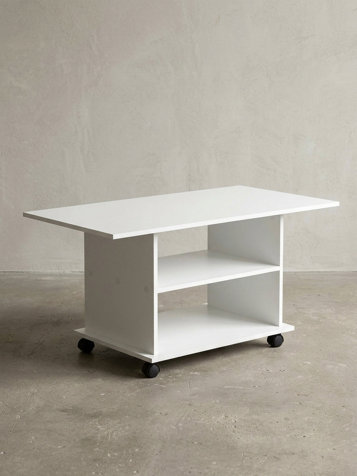 Moderner Couchtisch mit Rollen in strahlendem Weiß vor neutralem Hintergrund. Der 95cm breite Loungetisch zeigt sein klares, funktionales Design mit zwei offenen Stauraum-Fächern._