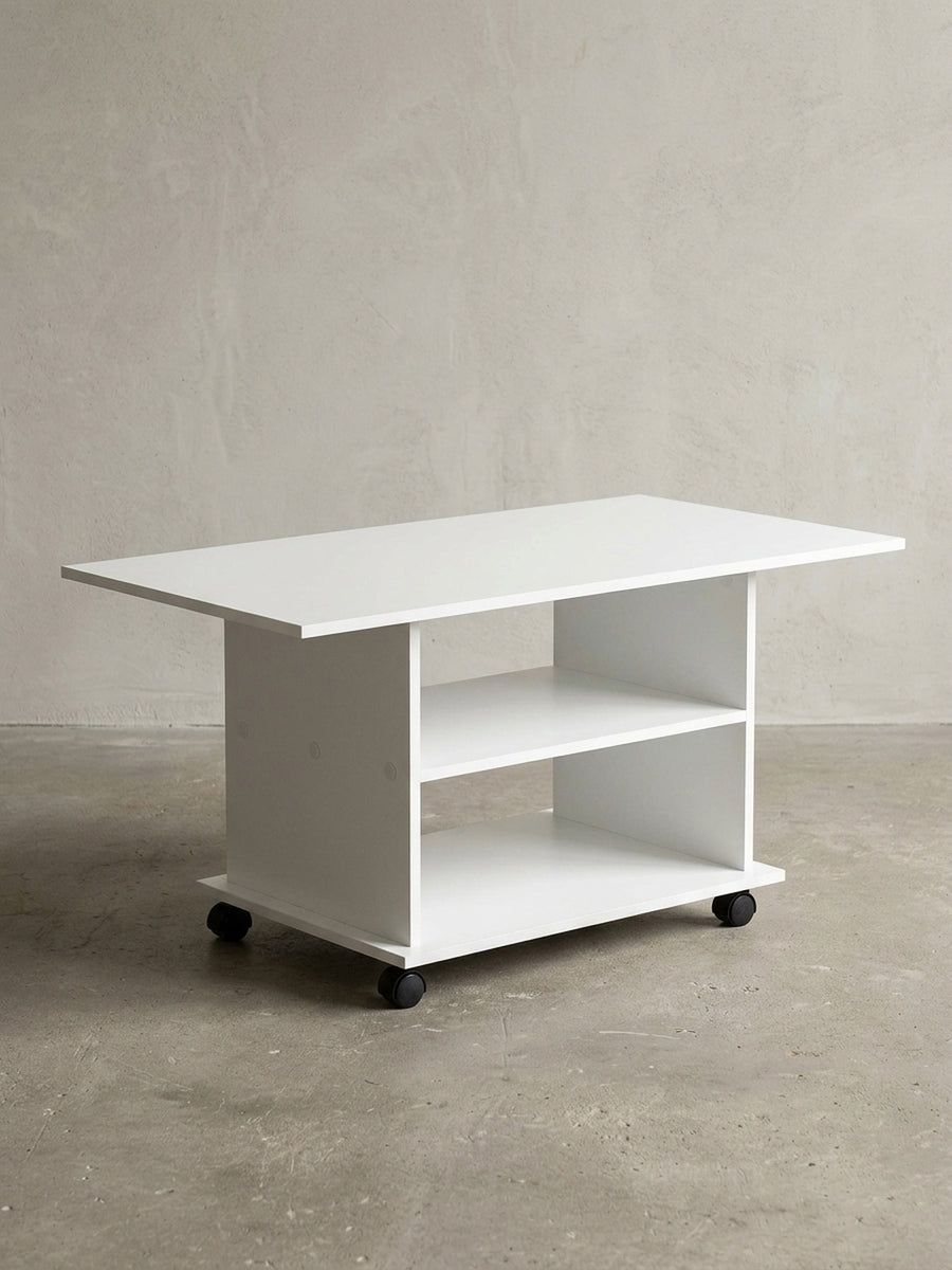 Moderner Couchtisch mit Rollen in strahlendem Weiß vor neutralem Hintergrund. Der 95cm breite Loungetisch zeigt sein klares, funktionales Design mit zwei offenen Stauraum-Fächern._