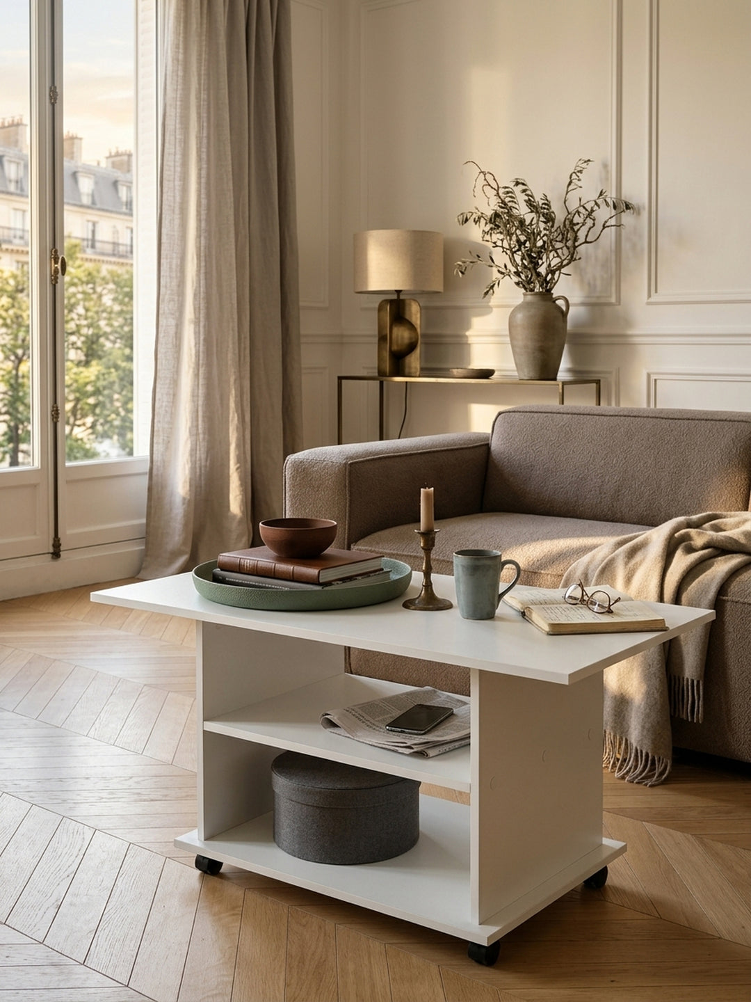 Detailansicht der kratzfesten weißen Melaminbeschichtung des Sofatisches. Die glatte, pflegeleichte Oberfläche des Spanplattenholzes überzeugt durch eine minimalistische Ästhetik._