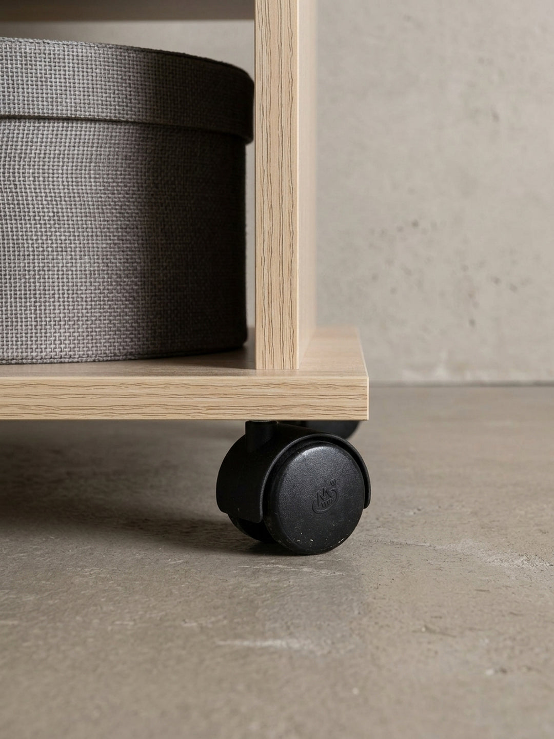 Fahrbarer Couchtisch in heller Eiche-Optik mit praktischem Ablagefach. Der moderne Sofatisch auf Rollen bietet viel Stauraum für das Wohnzimmer._