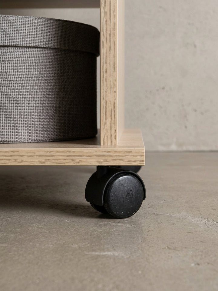 Fahrbarer Couchtisch in heller Eiche-Optik mit praktischem Ablagefach. Der moderne Sofatisch auf Rollen bietet viel Stauraum für das Wohnzimmer._