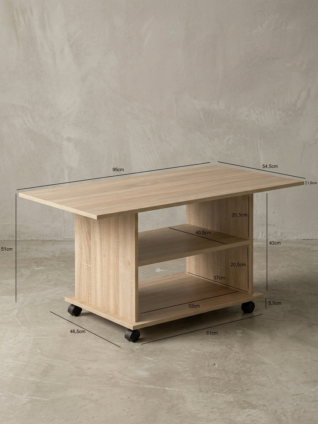 Rückwärtige Ansicht des mobilen Couchtischs auf schwarzen Möbelrollen. Die melaminbeschichteten Spanplatten in Sonoma Optik garantieren eine pflegeleichte und robuste Nutzung._