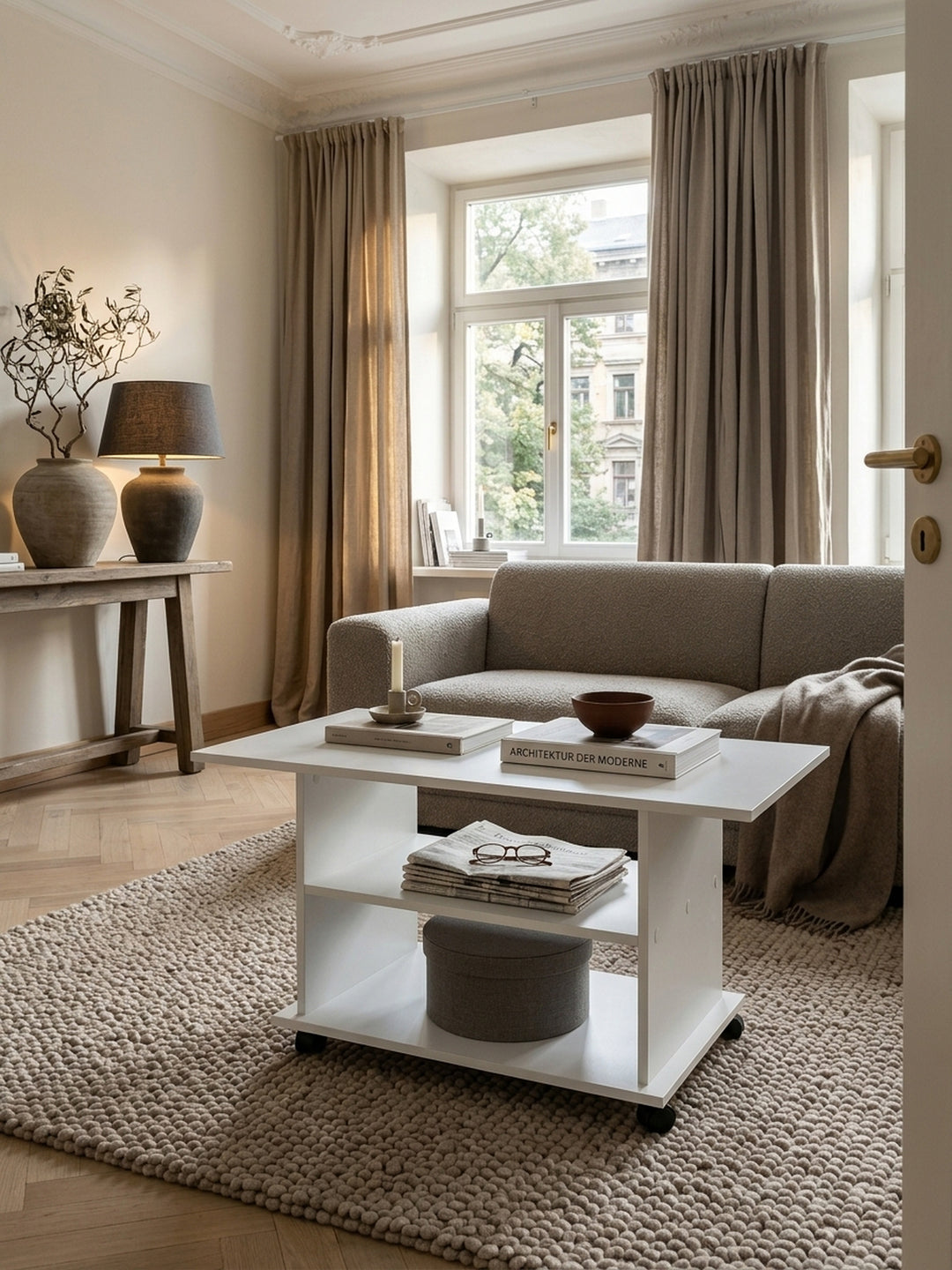 Draufsicht auf den rechteckigen Wohnzimmertisch in Weiß. Die großzügige 95x54 cm Melamin-Tischplatte fügt sich harmonisch in das Wohnkonzept ein und bietet Platz für stilvolle Deko._