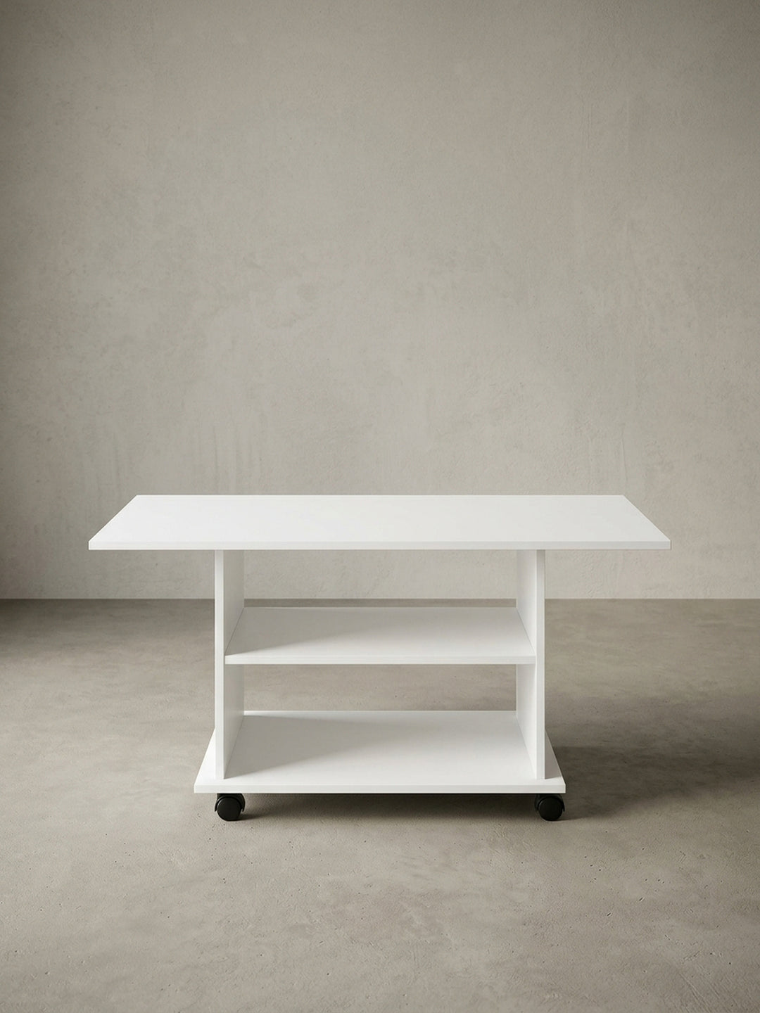 Alternativer Winkel des weißen Loungetisches. Die rollbare Basis ermöglicht flexible Platzierung im Wohnraum, während das schlichte Holz-Design zu vielen Einrichtungsstilen passt._