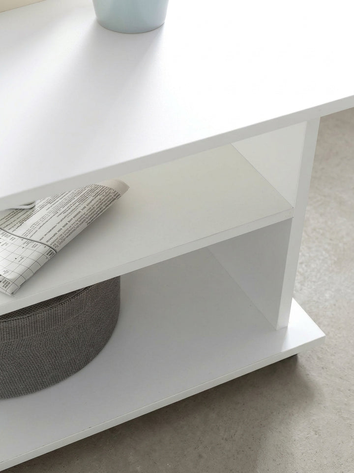 Nahaufnahme der schwarzen Kunststoff-Rollen am weißen Holztisch. Die bodenschonenden Lenkrollen machen den 95x54cm großen Kaffeetisch zu einem flexiblen Möbelstück im Wohnzimmer._