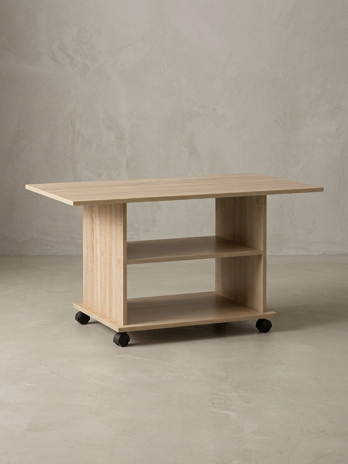 Rechteckiger Couchtisch 95x51x54 cm in heller Sonoma Eiche Optik freigestellt. Der rollbare Sofatisch besticht durch sein geradliniges Design und praktische Ablagefächer.