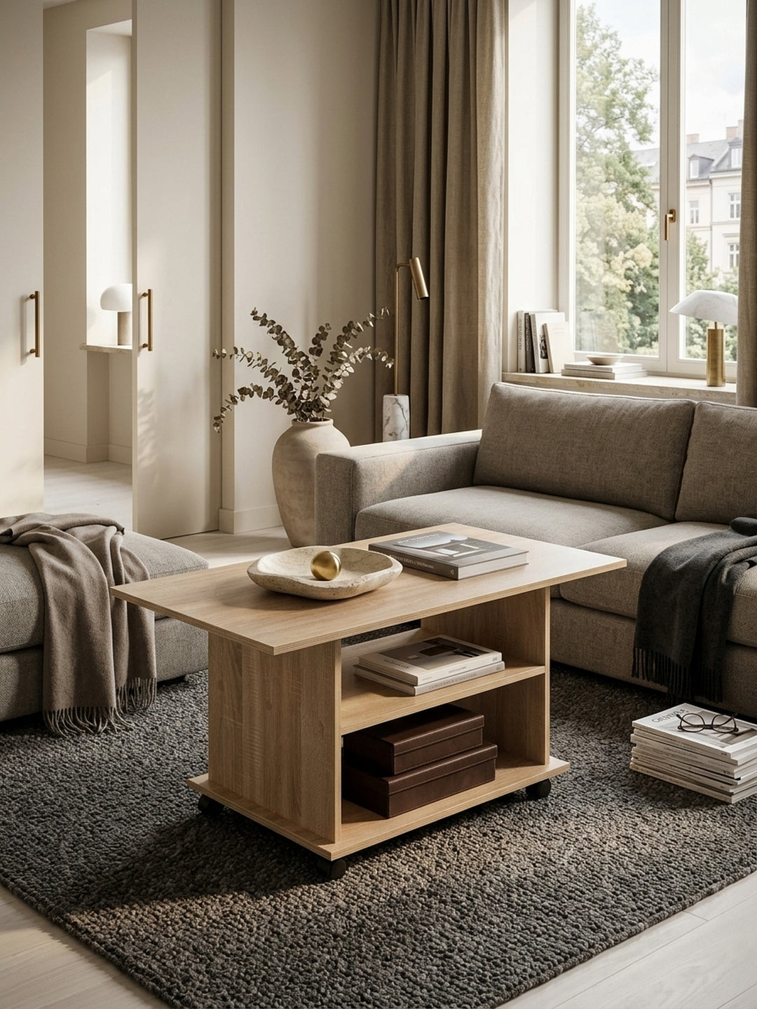 Draufsicht auf den hellen Kaffeetisch mit Rollen im Wohnzimmer. Die großzügige 95x54 cm Tischplatte in authentischer Holzoptik fügt sich harmonisch in das moderne Raumkonzept ein._