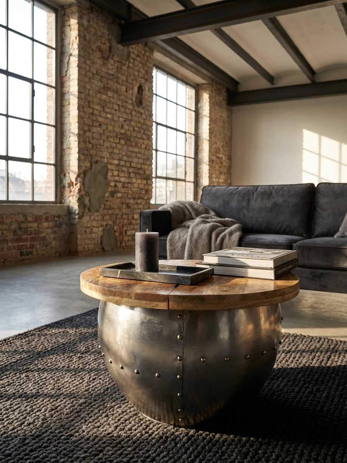 Nahaufnahme der Tischplatte aus massivem Mangoholz, die lebendige Maserung und die robuste Textur des Industrial Couchtisches betonend._