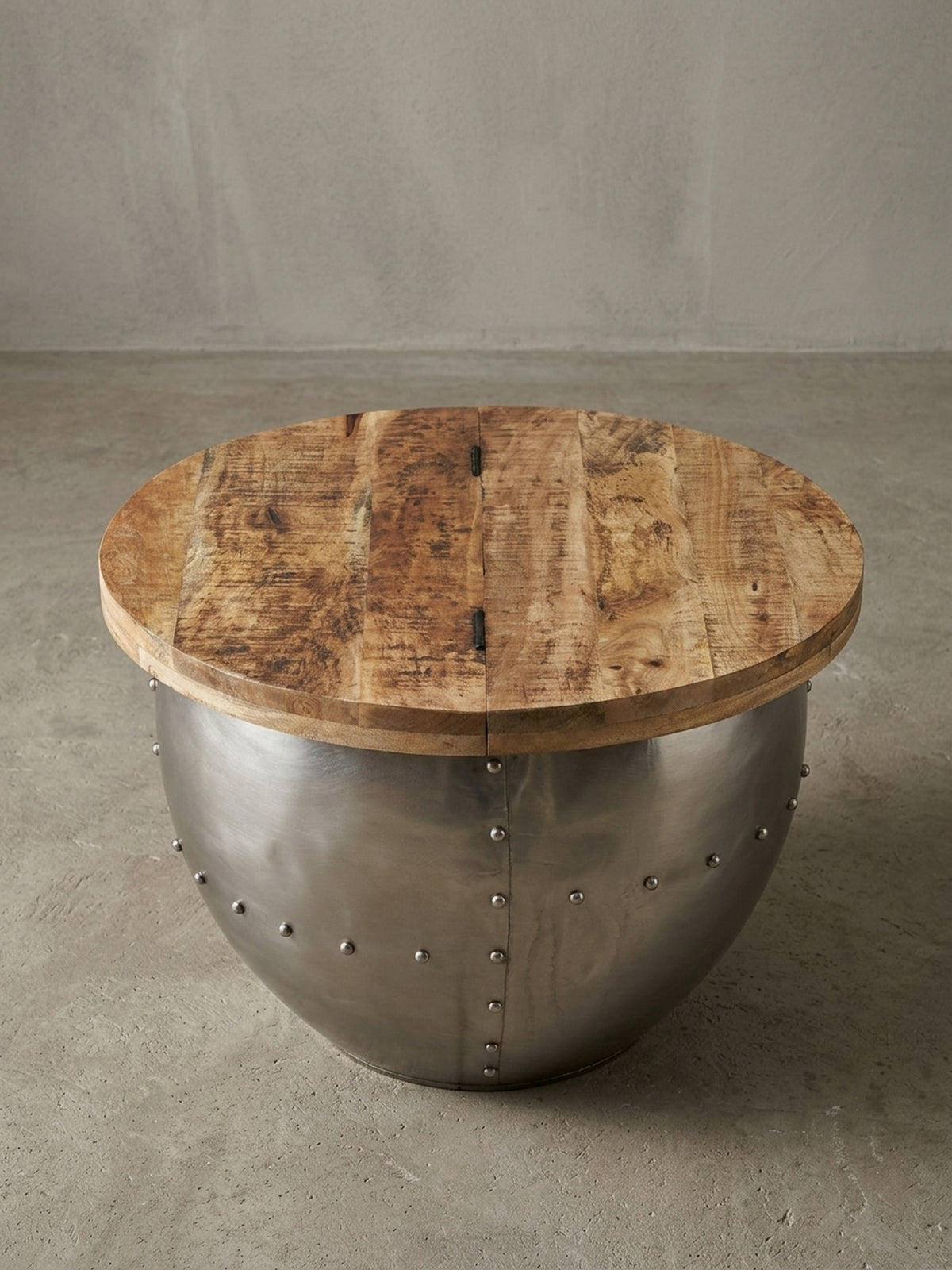 Moderner Loungetisch mit Stauraum-Funktion, leicht von oben gezeigt, um die zweiteilige, klappbare Tischplatte aus Mangoholz zu präsentieren.