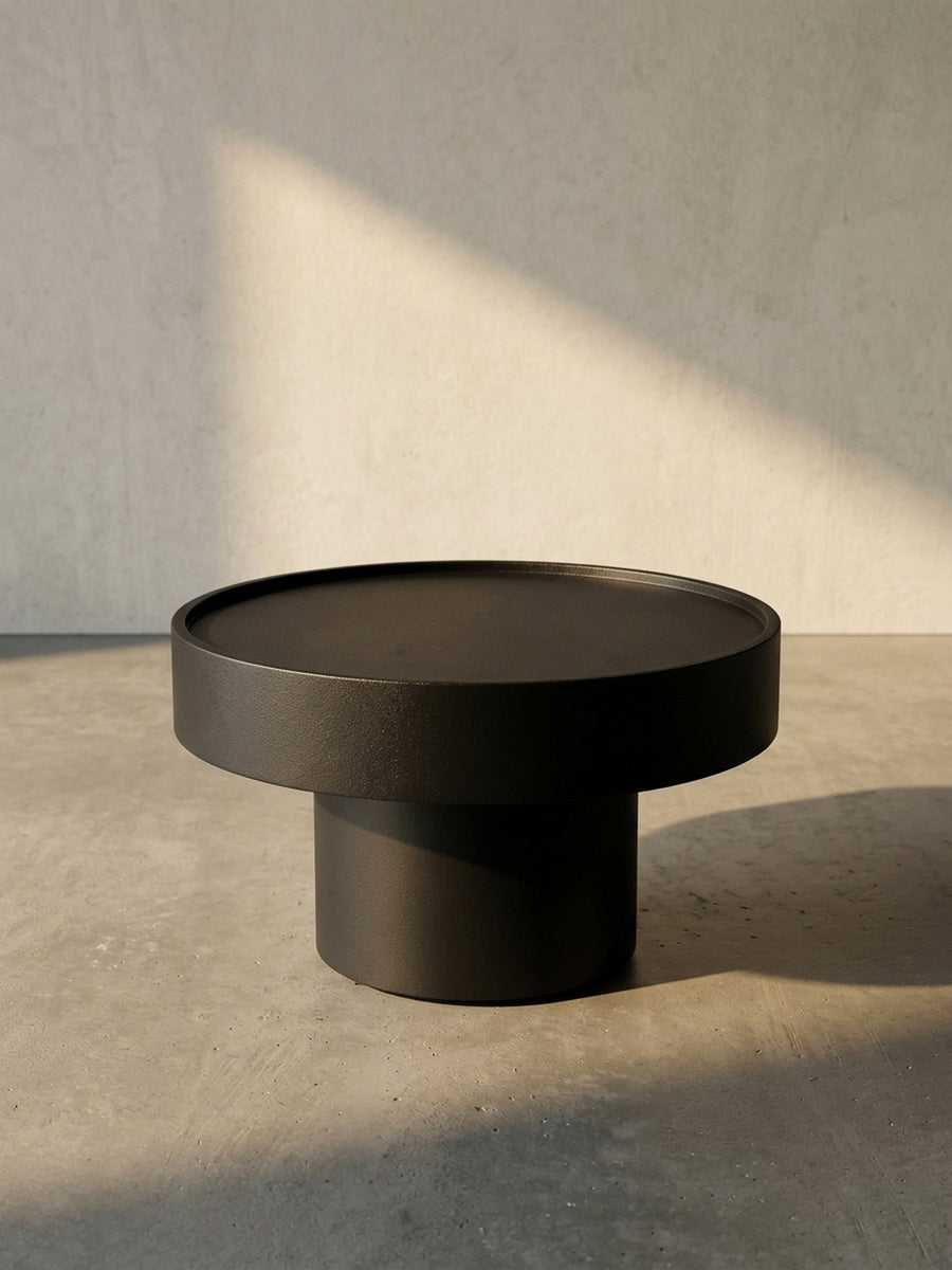 Seitenansicht des kleinen schwarzen Wohnzimmertisches, die Proportionen und die Höhe von 36 cm werden im Profil deutlich._