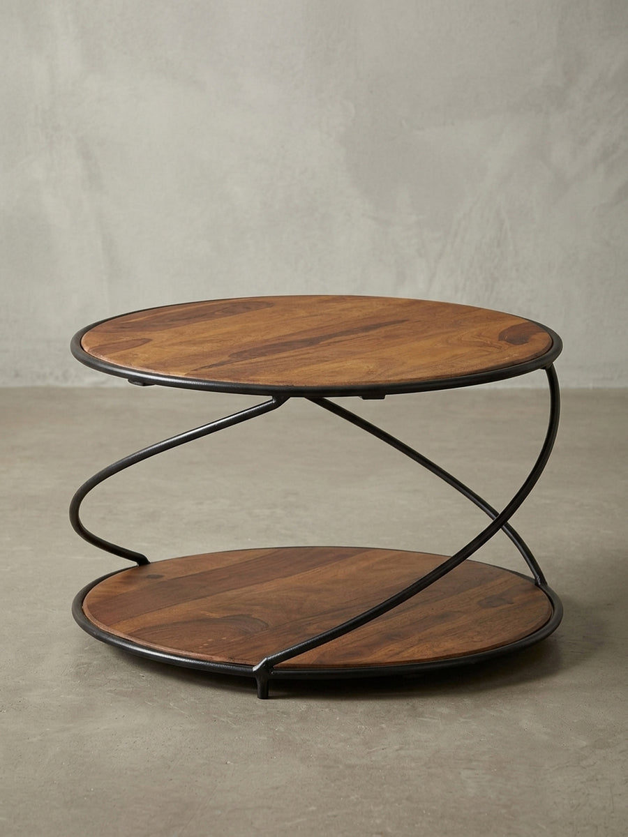 Seitenprofil des kleinen Beistelltisches für das Wohnzimmer, zeigt die geringe Höhe von 35 cm und den Abstand zwischen den massiven Holzablagen._