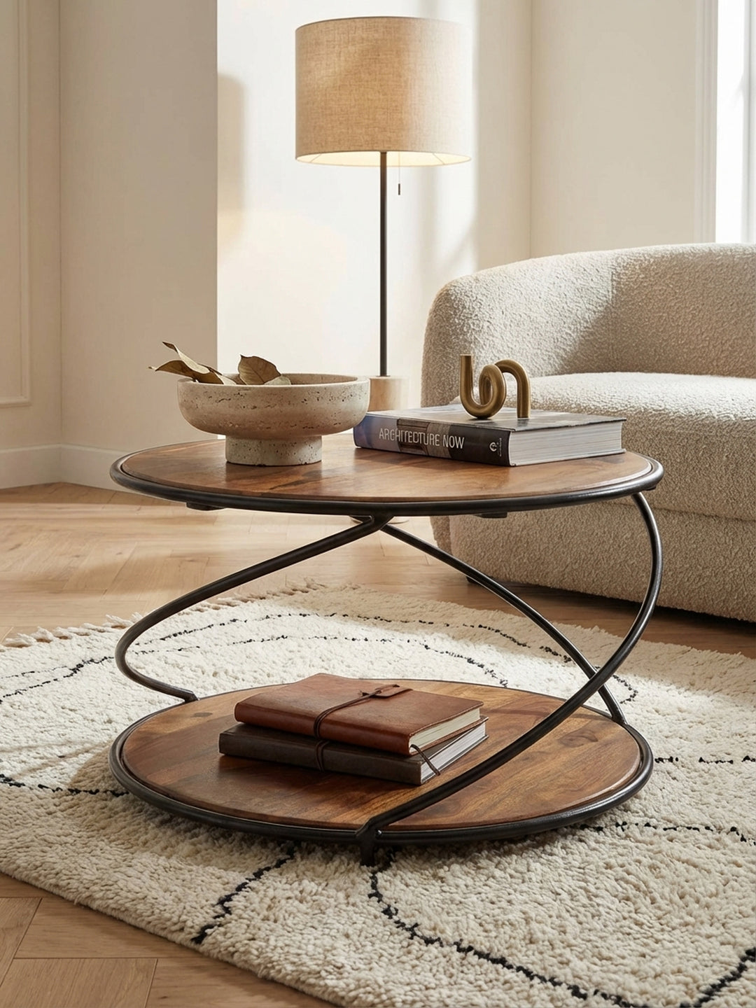 Detailaufnahme der einzigartigen Maserung des Sheesham Massivholzes und der mattschwarzen Metallkante des runden Design Kaffeetisches._