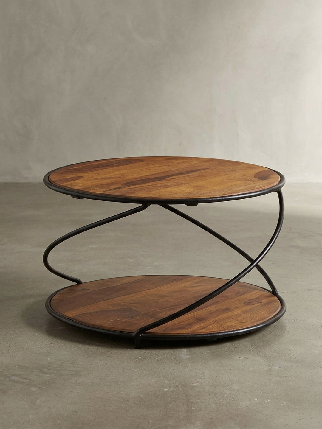Eleganter Sofatisch in 3/4-Ansicht, die die gedrehte Struktur des Metallgestells und die beiden runden Holzplatten besonders hervorhebt._