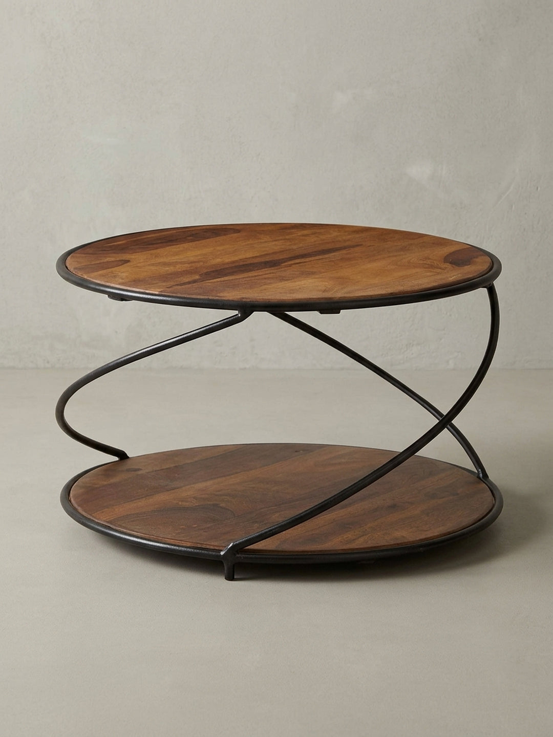 Gesamtansicht des massiven Couchtisches mit Stauraum, ein Unikat durch die lebhafte Holzmaserung und das außergewöhnliche Design-Gestell._