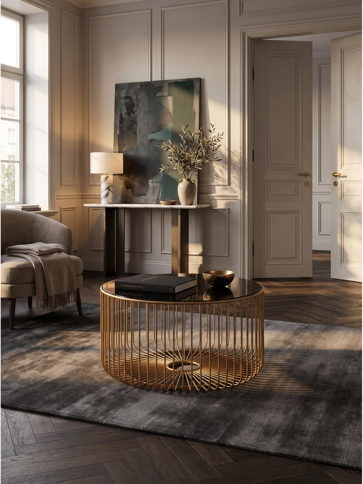 Runder Couchtisch aus goldenem Metall und schwarzem Glas 60x35 cm im luxuriösen Wohnzimmer auf dunkelgrauem Seidenteppich vor Boiserie-Wand_
