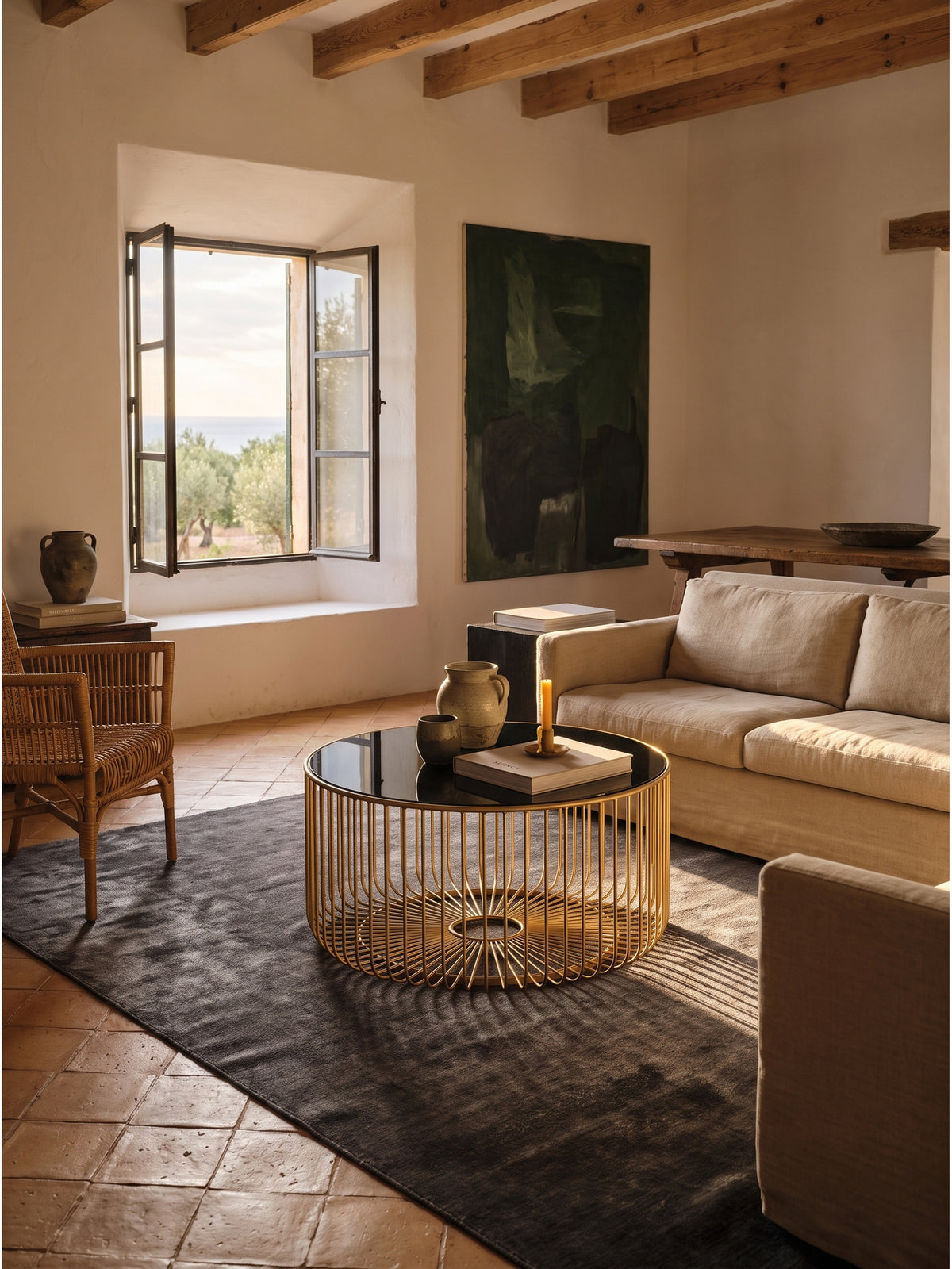 Design Sofatisch mit goldenem Drahtgestell und schwarzer Auflage neben einem Lesesessel auf hochwertigem dunklen Räuchereichenparkett_