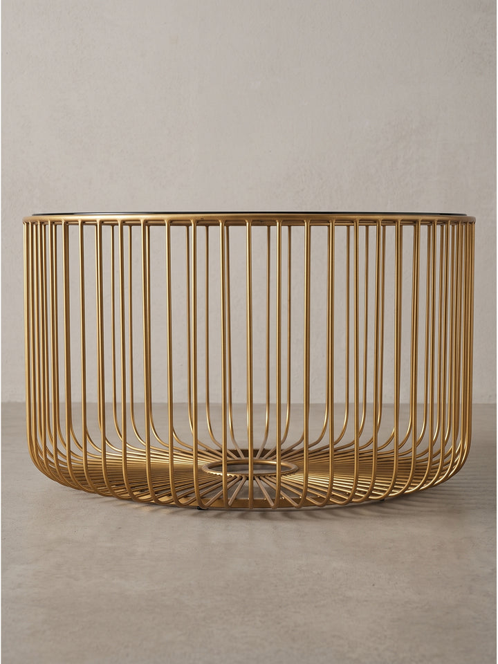 Seitenansicht des 35cm hohen runden Loungetisches, der durch sein offenes Gittergestell in Gold besonders luftig und leicht wirkt_