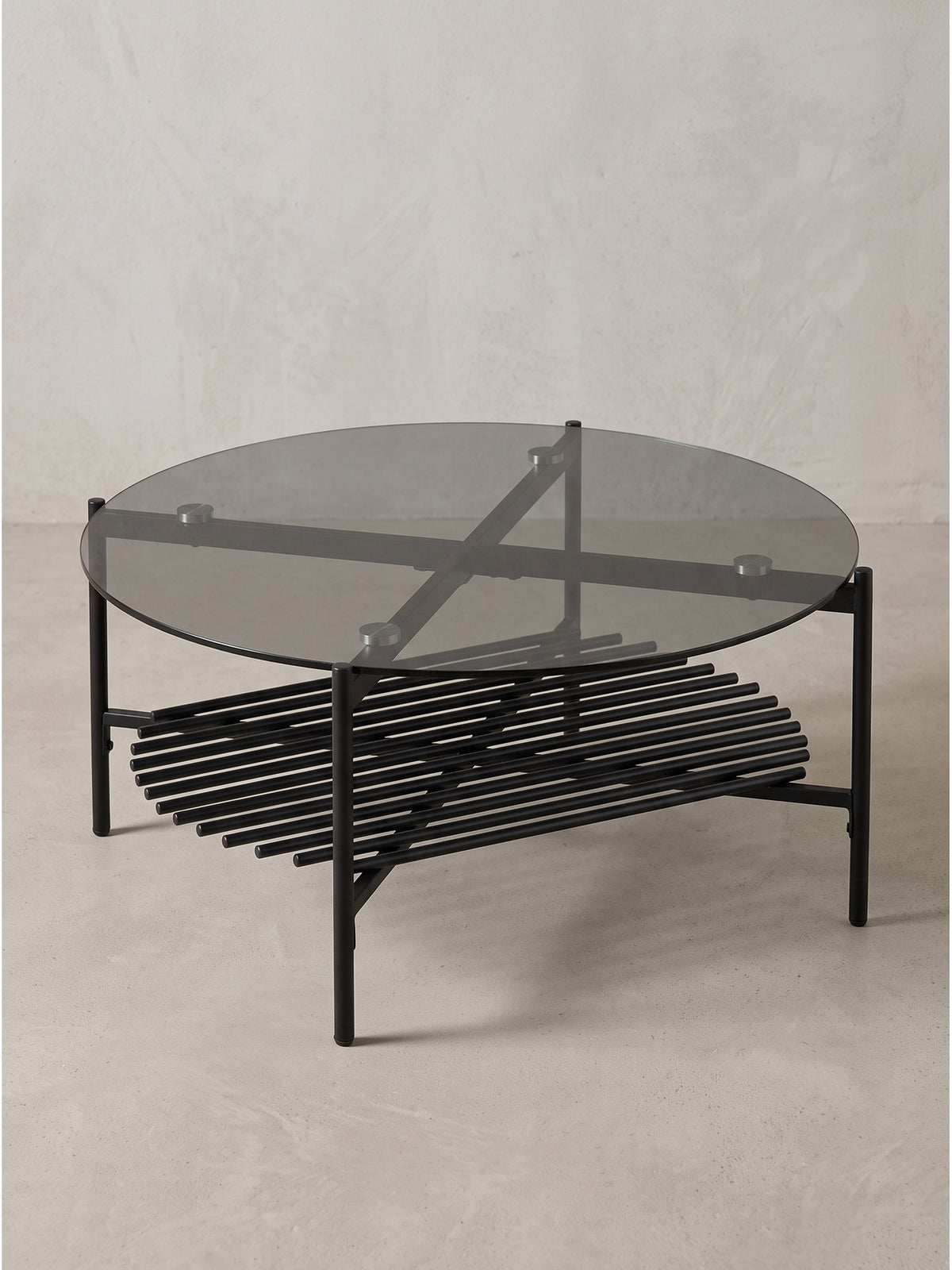Runder Couchtisch 80x40 cm mit getönter Sicherheitsglasplatte und schwarzem Metallgestell in der Frontalansicht vor weißem Hintergrund.