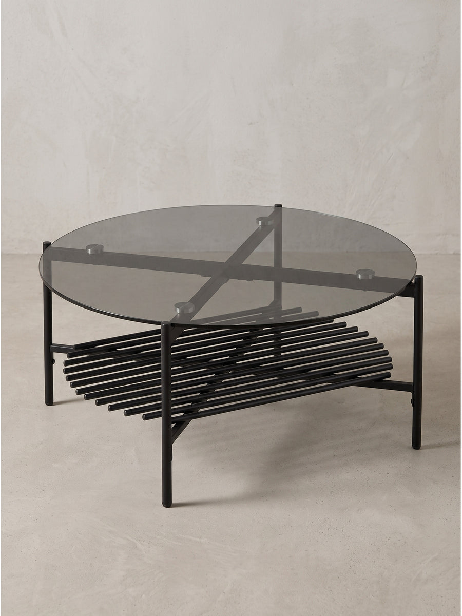 Runder Couchtisch 80x40 cm mit getönter Sicherheitsglasplatte und schwarzem Metallgestell in der Frontalansicht vor weißem Hintergrund._