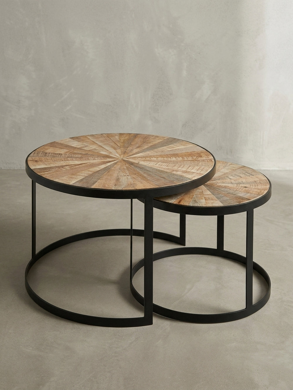 Seitenansicht des Satztisch-Sets, das die unterschiedlichen Höhen (40 cm und 35 cm) und die schlanke Silhouette der schwarzen Metallbeine hervorhebt._