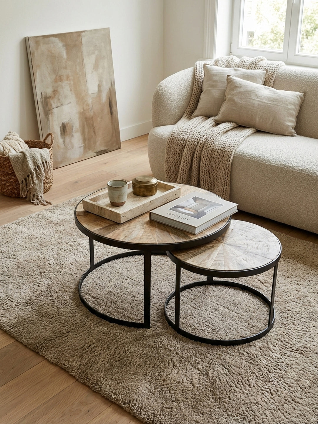 Satztisch 2er-Set aus Holz und Metall von oben betrachtet, zeigt die Anordnung der runden Tische auf einem grauen Teppich und ihre Proportionen im Wohnraum._