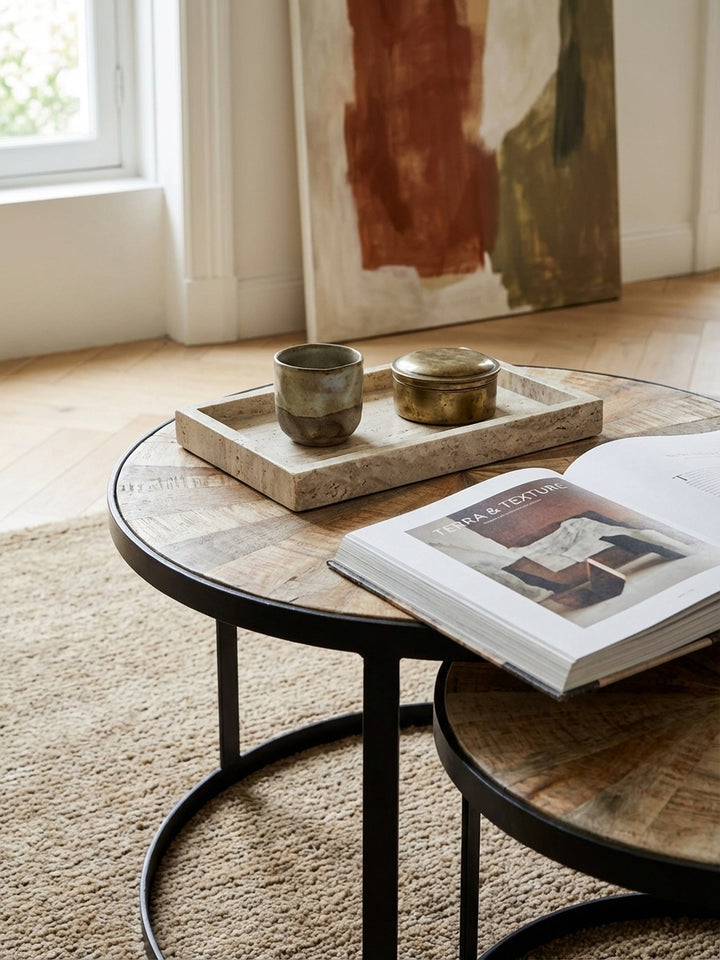 Nahaufnahme der Tischplatte aus massivem Mangoholz mit einzigartiger Maserung und Sternmuster, die handwerkliche Qualität und die warme Holzfarbe betonend._