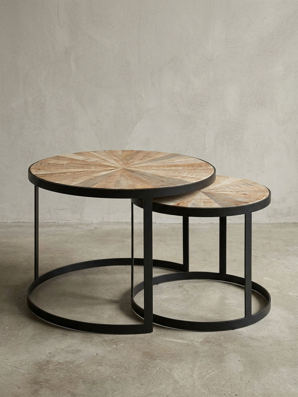 Design Couchtisch 2er Set aus Mango Massivholz mit schwarzem Metallgestell, freigestellt auf weißem Hintergrund, Frontalansicht der beiden runden Tische.