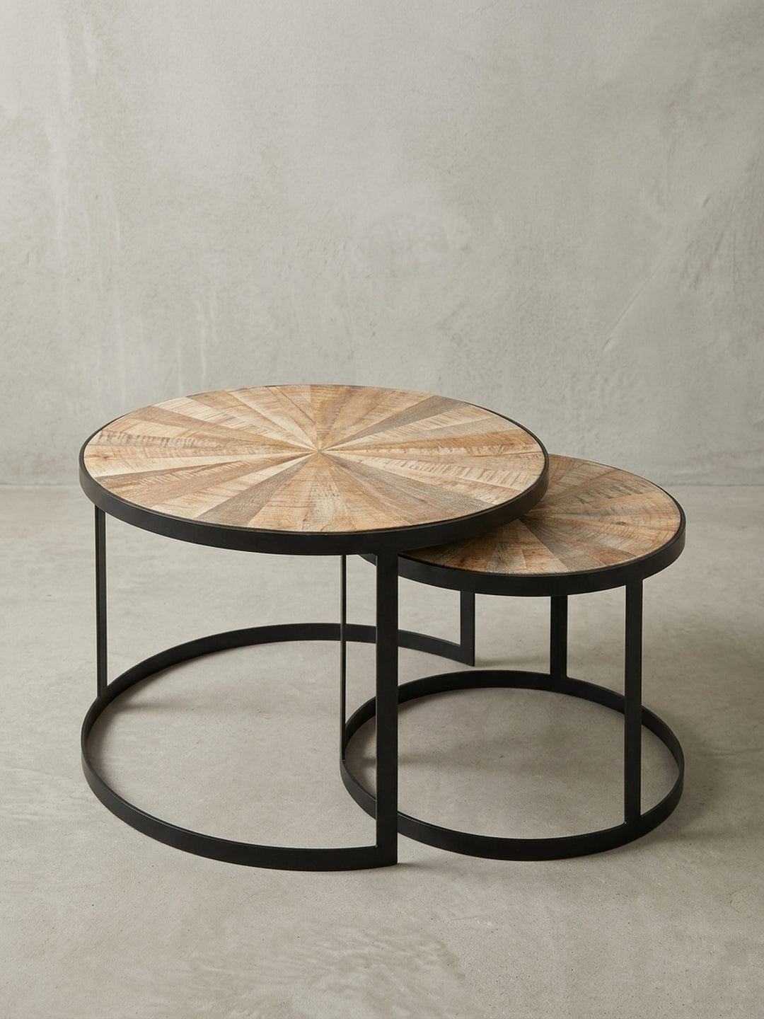 Detailaufnahme des Tischrandes, die die 3 cm starke Metallumrandung und die glatt lackierte Oberfläche des sternförmig gemusterten Mangoholzes darstellt._