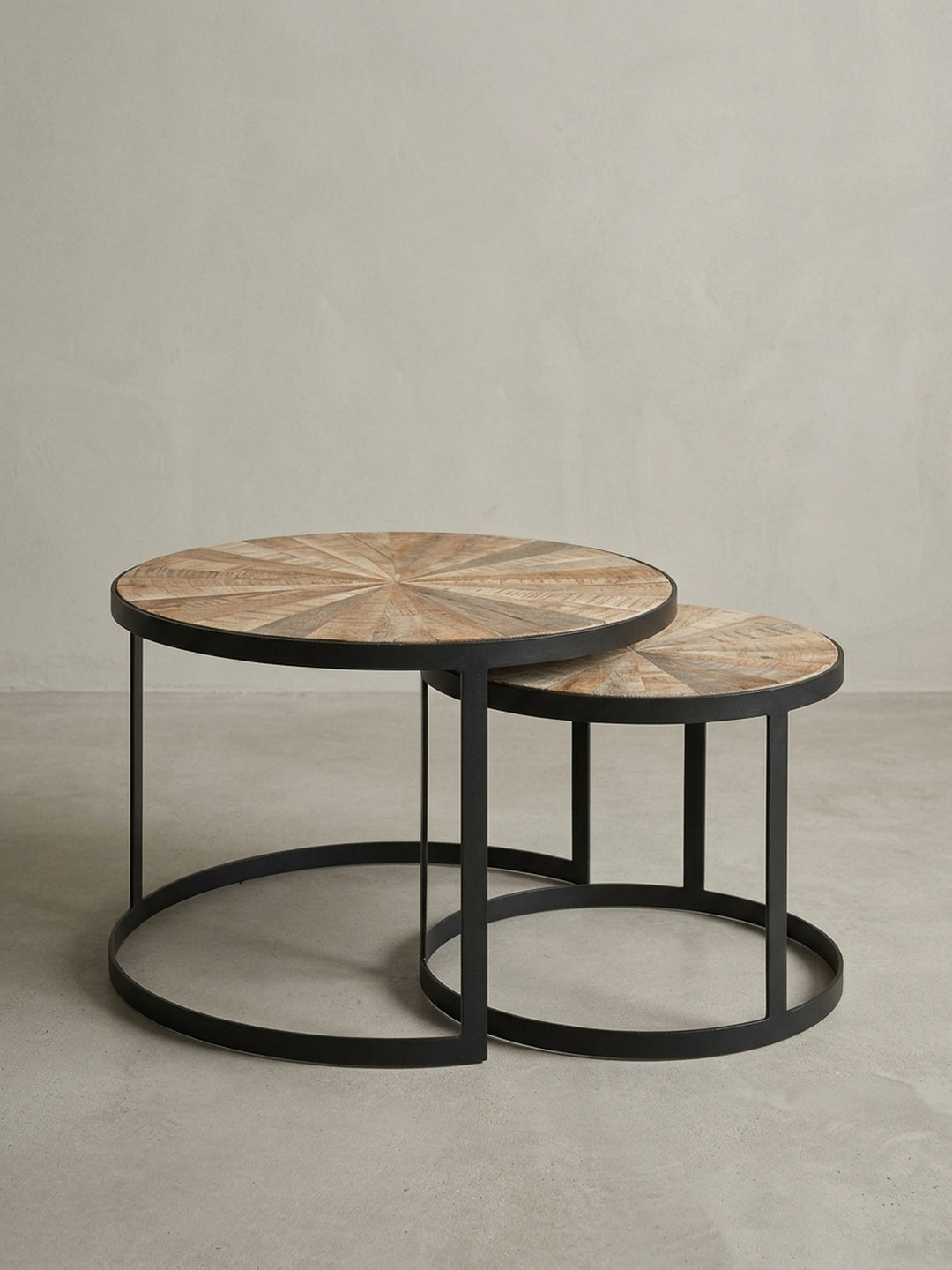 Übersicht des zweiteiligen Couchtisch-Sets, das modernes Design mit natürlichen Materialien kombiniert und als flexibler Satztisch im Wohnzimmer dient._