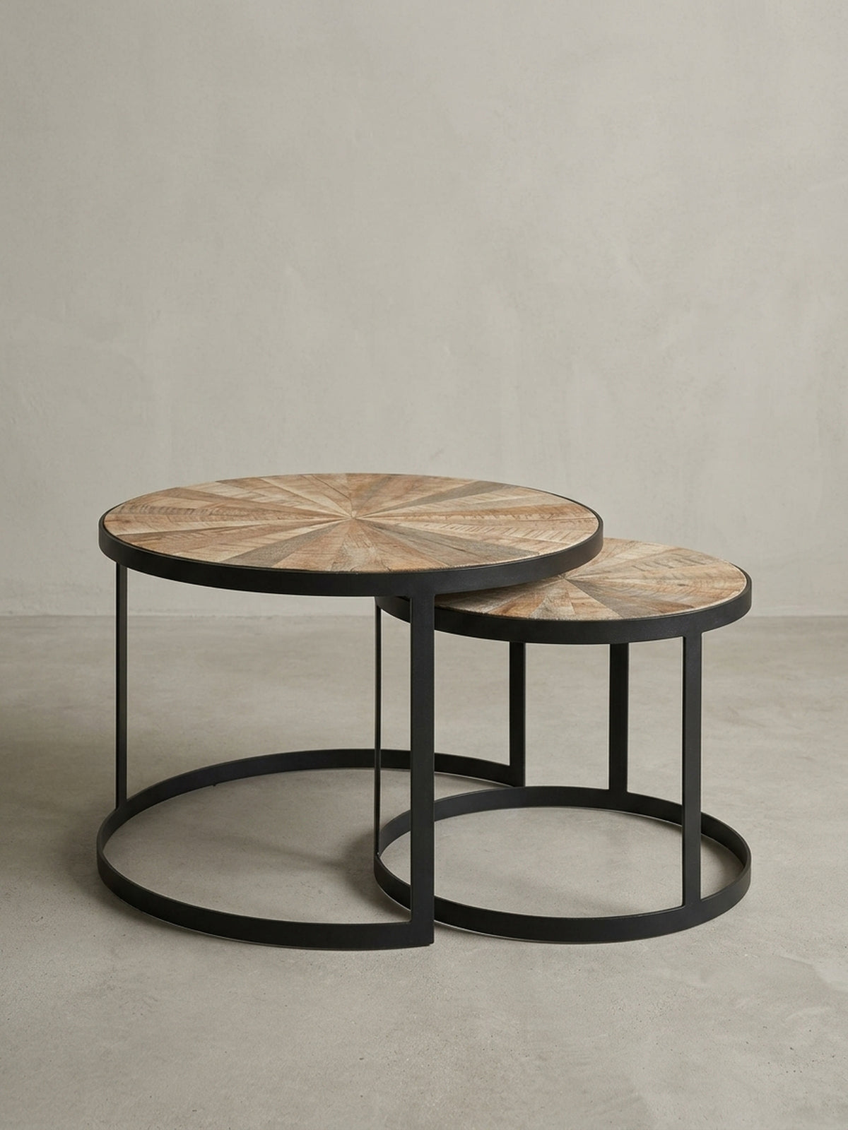 Übersicht des zweiteiligen Couchtisch-Sets, das modernes Design mit natürlichen Materialien kombiniert und als flexibler Satztisch im Wohnzimmer dient._
