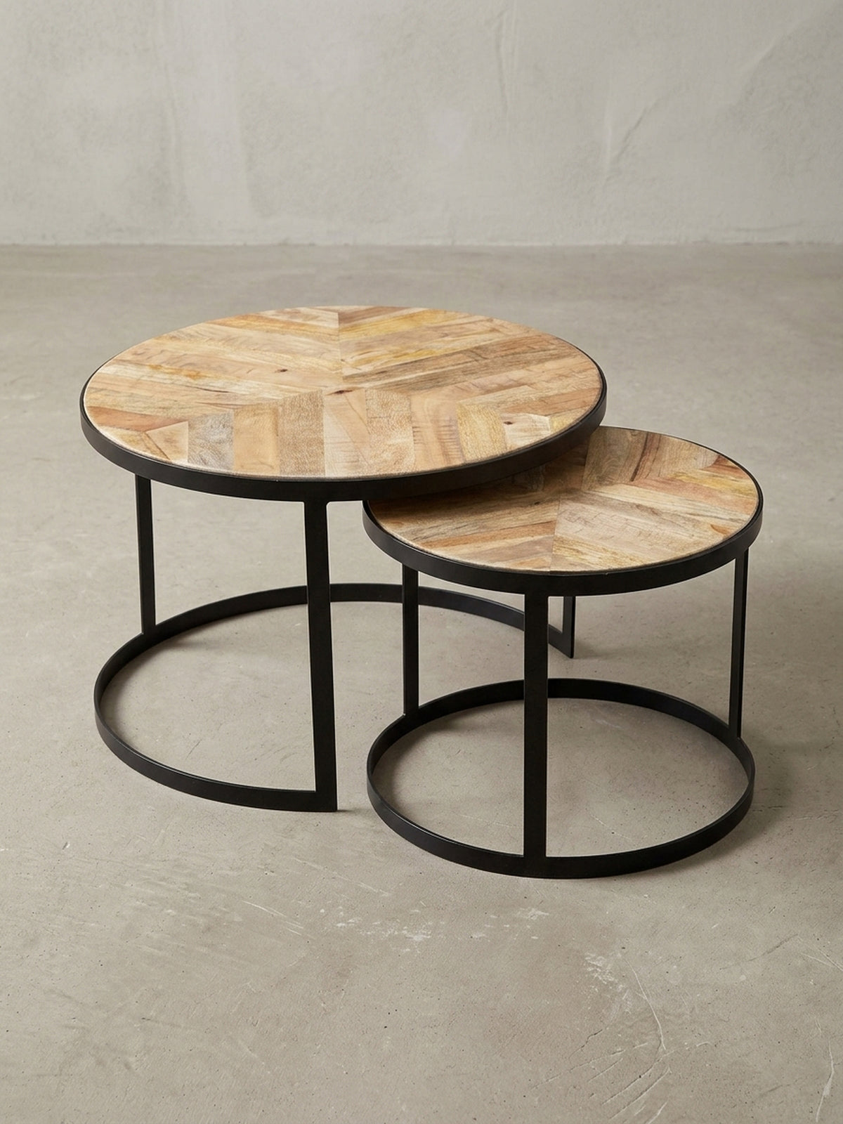 Flexibler Beistelltisch, rund und 2-teilig, aus Massivholz, ideal für kleine Wohnzimmer, die Tische sind platzsparend ineinander geschoben dargestellt._