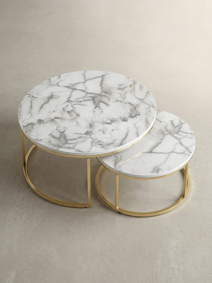 Alternative Perspektive auf den goldfarbenen Metallrahmen und die marmorierte Oberfläche, die das elegante Design dieses Möbelstücks aus verschiedenen Winkeln beleuchtet._