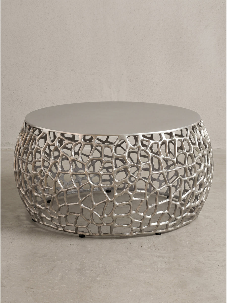 Runder Couchtisch aus Aluminium mit silberner Lackierung und netzartiger Struktur freigestellt auf weißem Hintergrund_