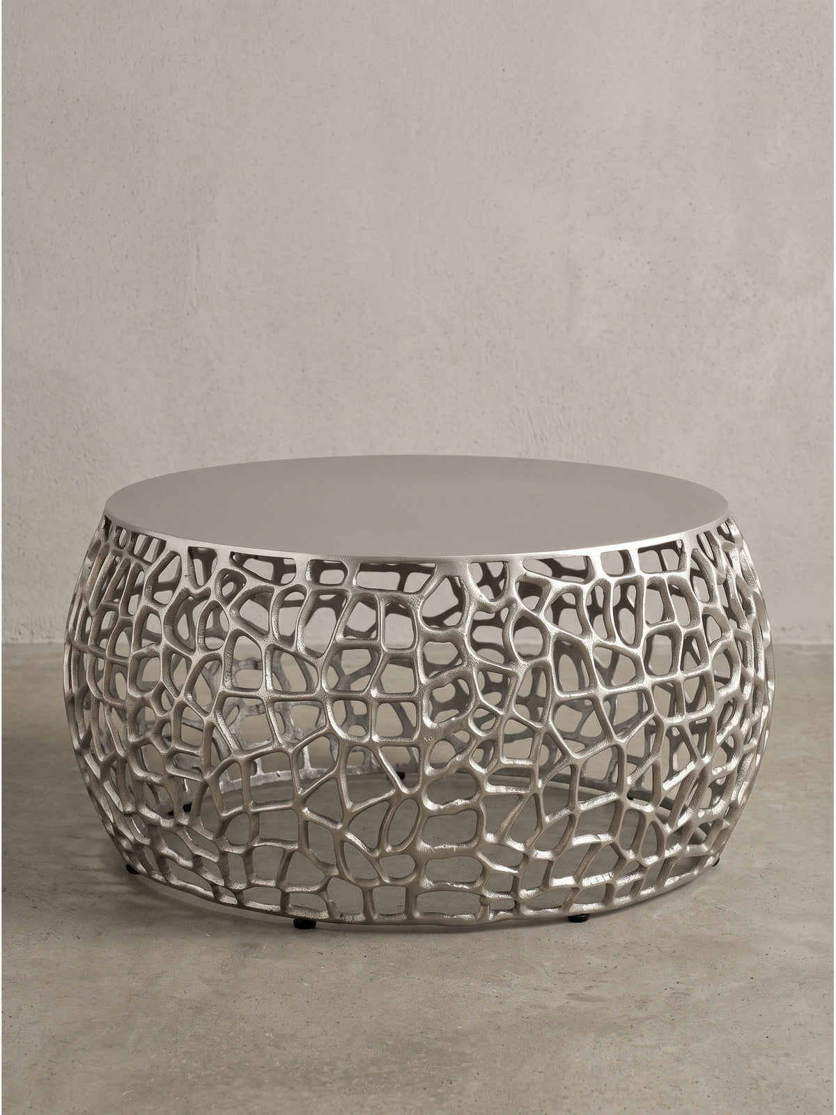 Detailansicht der Aststruktur des silbernen Aluminium-Couchtisches mit sanften asymmetrischen Verbindungen