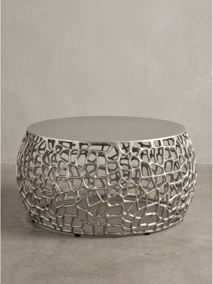 Detailansicht der Aststruktur des silbernen Aluminium-Couchtisches mit sanften asymmetrischen Verbindungen_