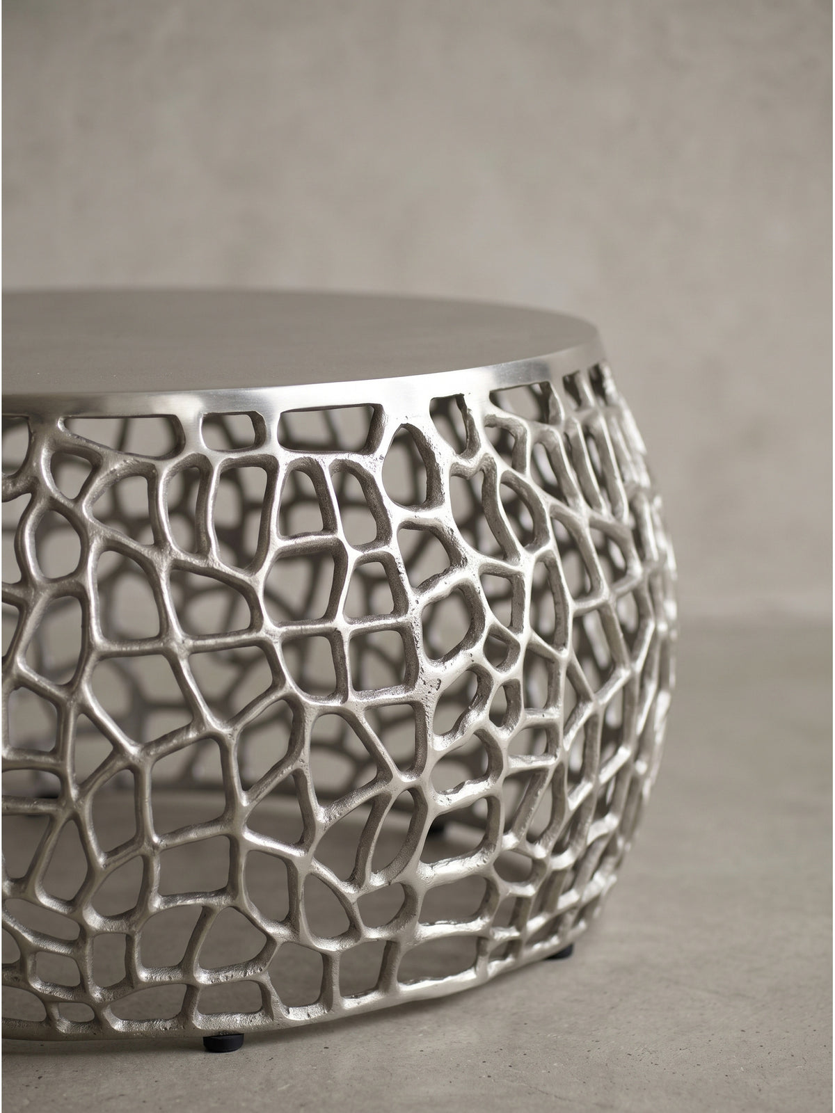 Kompakter Wohnzimmertisch aus Aluminium 32 cm hoch im modernen organischen Design freigestellt