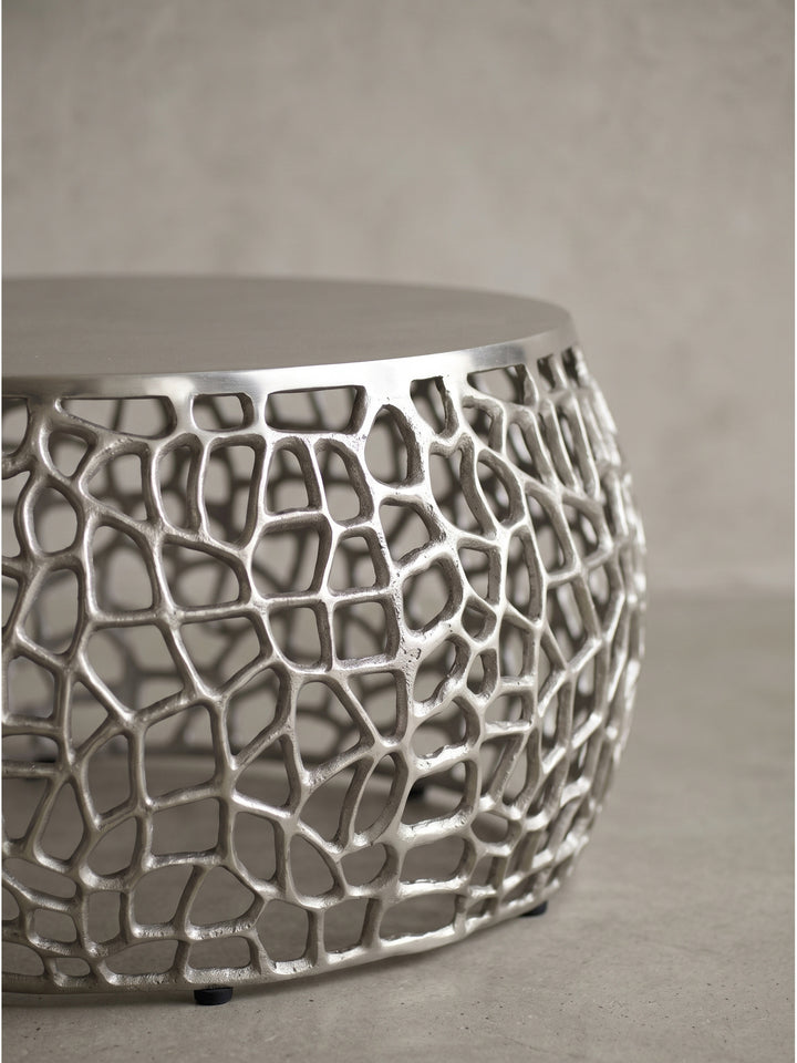 Kompakter Wohnzimmertisch aus Aluminium 32 cm hoch im modernen organischen Design freigestellt_