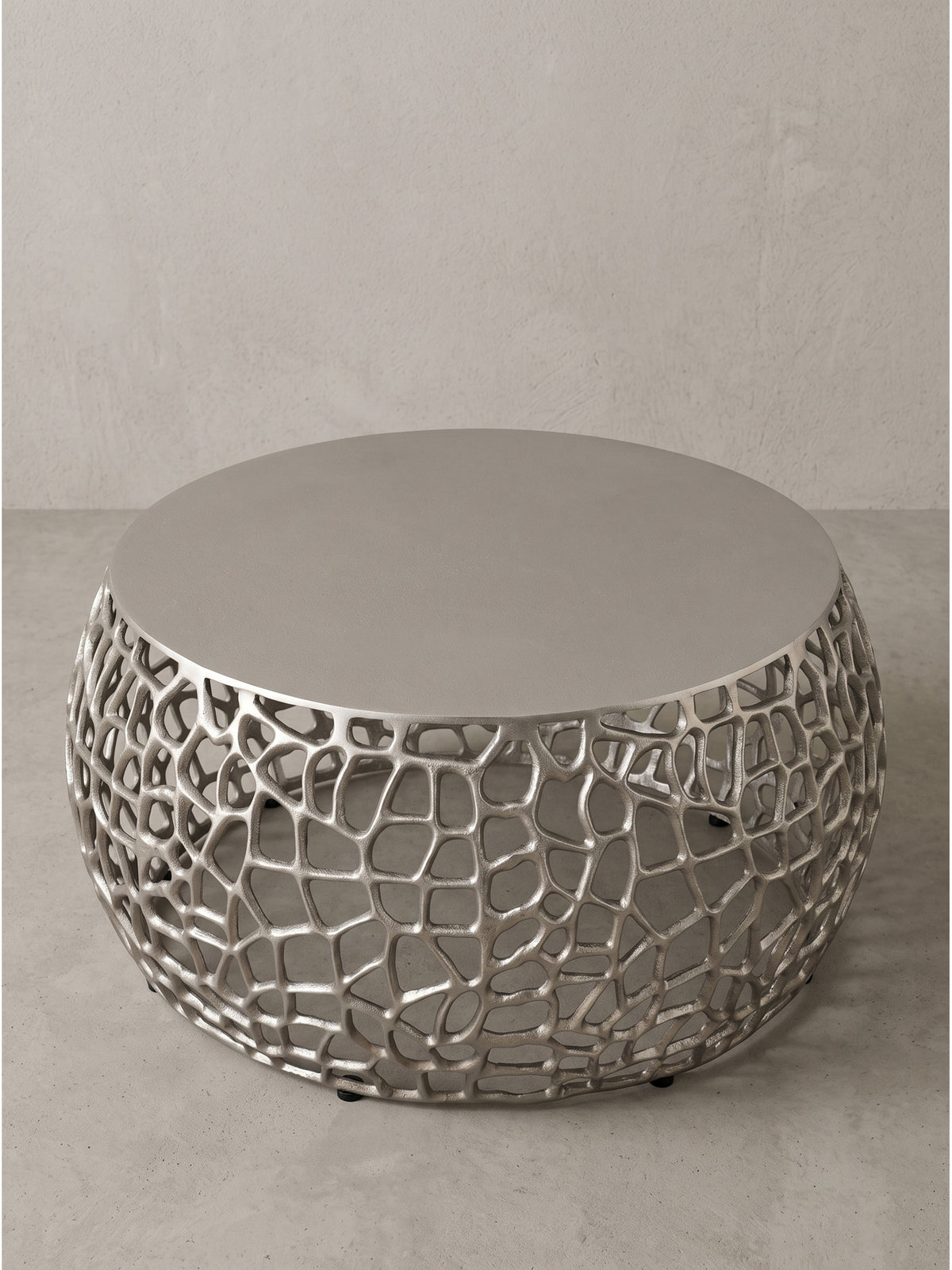 Handgefertigter Beistelltisch aus Metall in Silber mit markantem Zweigdesign in seitlicher Perspektive_