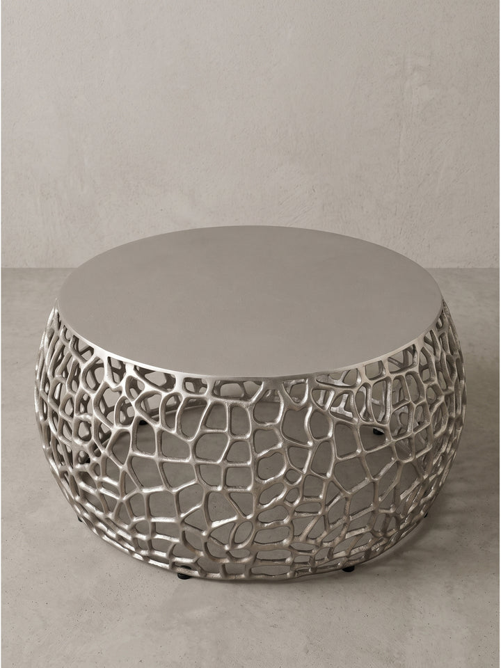 Handgefertigter Beistelltisch aus Metall in Silber mit markantem Zweigdesign in seitlicher Perspektive_