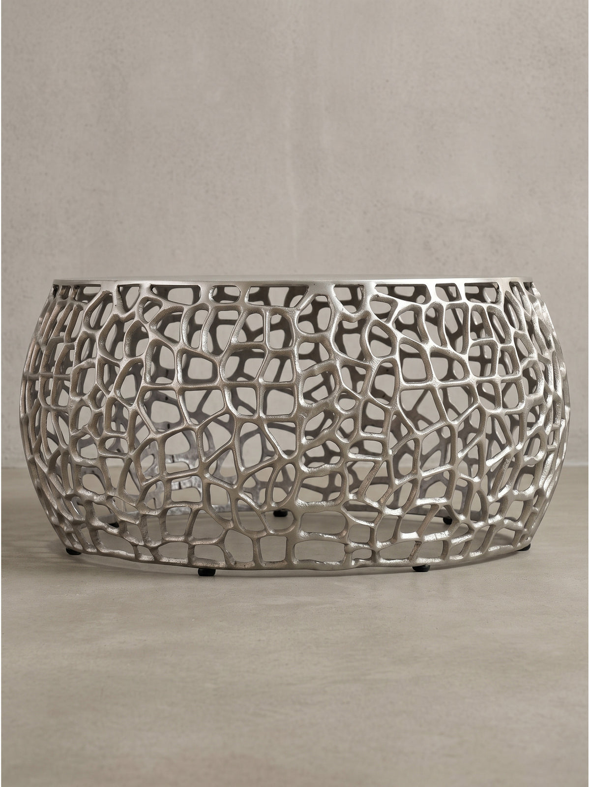 Skulpturaler Sofatisch 60x60x32 cm mit glatter Ablagefläche und durchbrochenem Aluminiumgestell