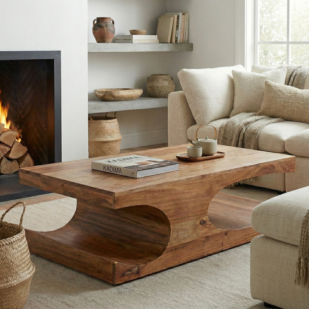 Wohnzimmer mit hellem Sofa und Couchtisch TEKO aus Massivholz, zwei Ablagefächer, natürliche Holzmaserung. 