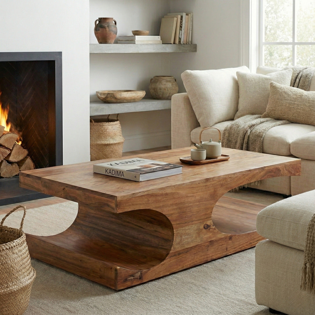 Wohnzimmer mit hellem Sofa und Couchtisch TEKO aus Massivholz, zwei Ablagefächer, natürliche Holzmaserung. 