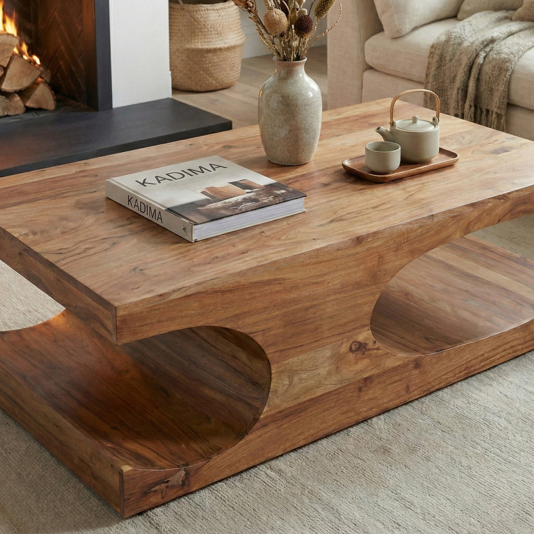 Detailansicht des TEKO Couchtischs – obere Tischplatte aus Massivholz mit dekorativen Accessoires. 